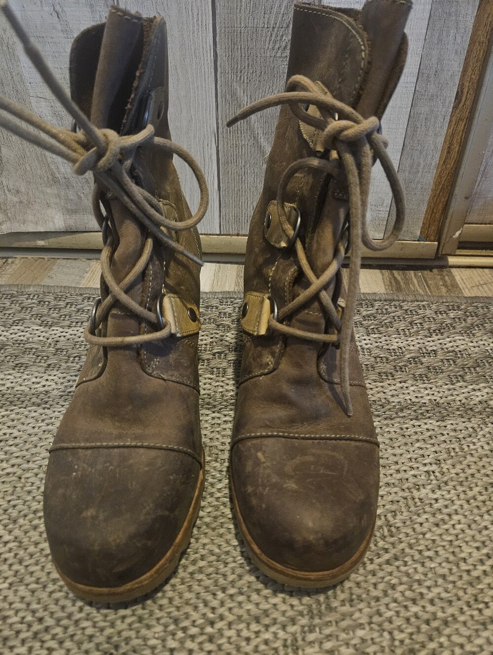 Sorel Joan of Arctic Wedge ankle lace-up boots. 9